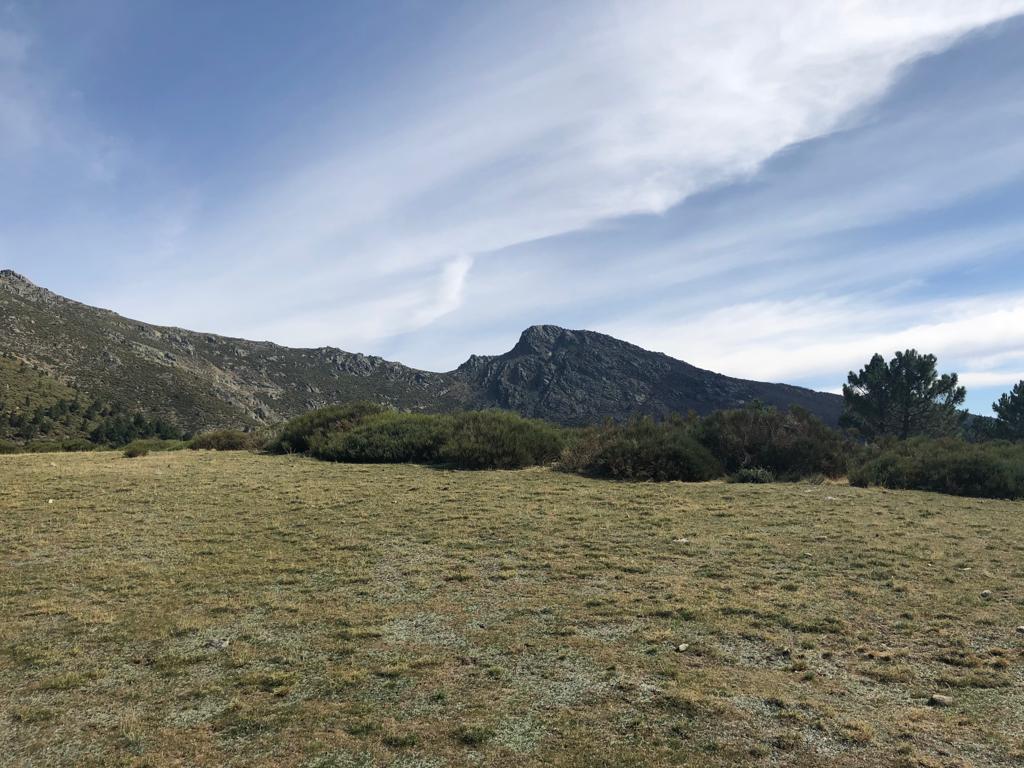 Vista de El Berrueco desde El Raso, por donde atraviesa el La Adrada Trail 2022